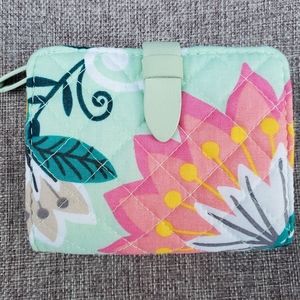 Vera Bradley NWOT Small RFID Wallet Mint Flowers